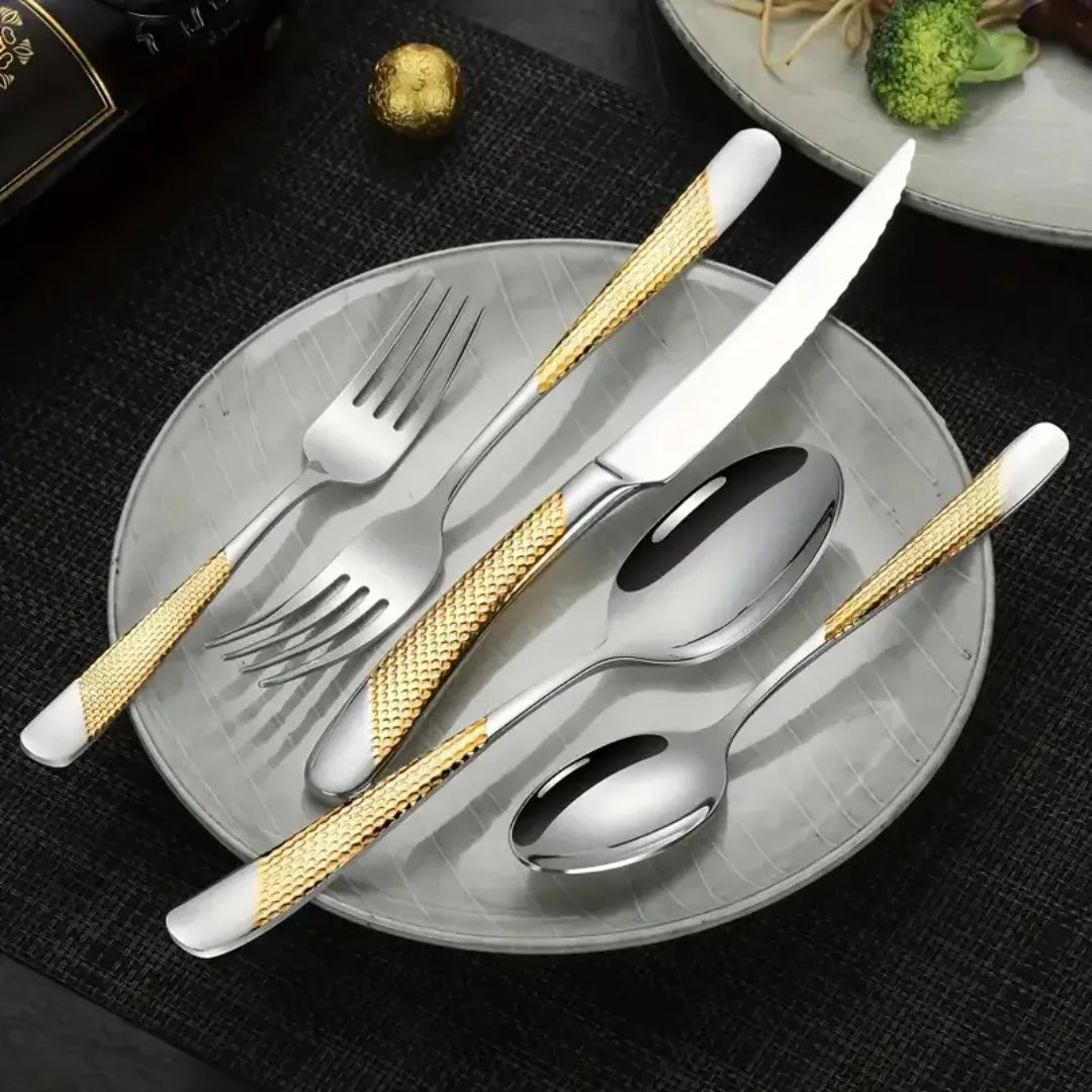Faqueiro Inox Dourado em Mesa Posta Luxuosa – Ideal para Ocasiões Especiais e Dia a Dia