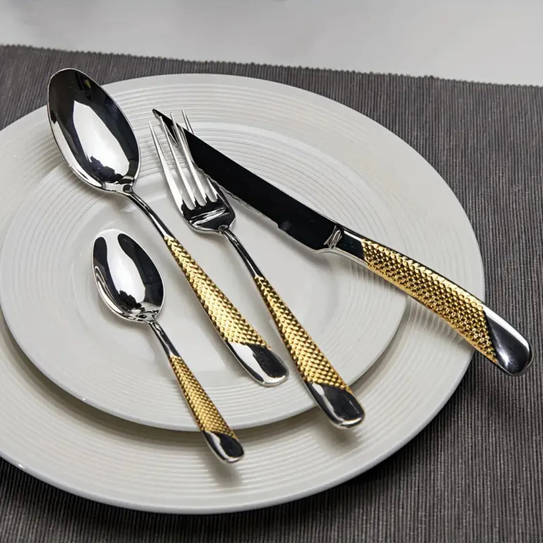 Faqueiro Inox Dourado em Mesa Posta Luxuosa – Ideal para Ocasiões Especiais e Dia a Dia