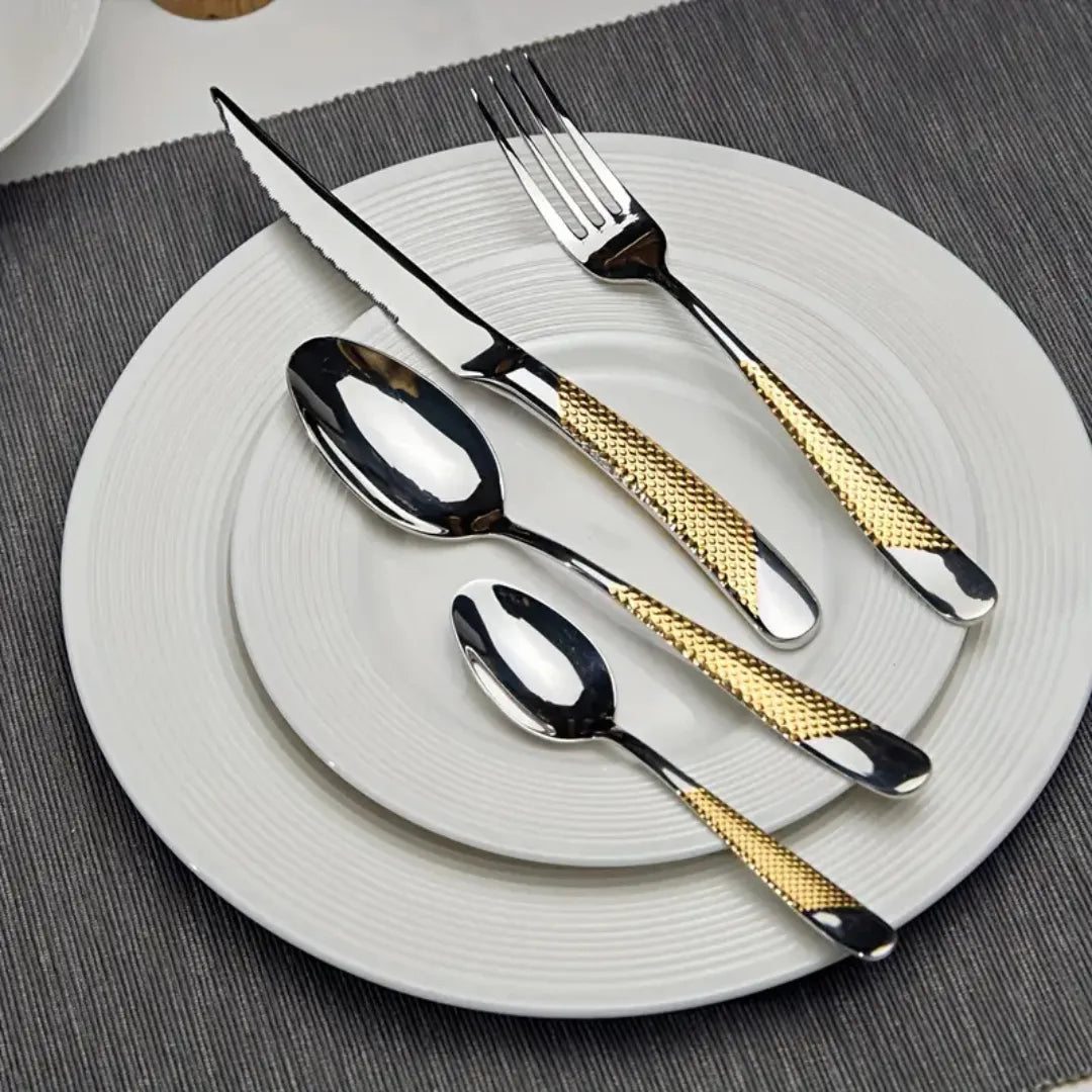 Faqueiro Inox Dourado em Mesa Posta Luxuosa – Ideal para Ocasiões Especiais e Dia a Dia