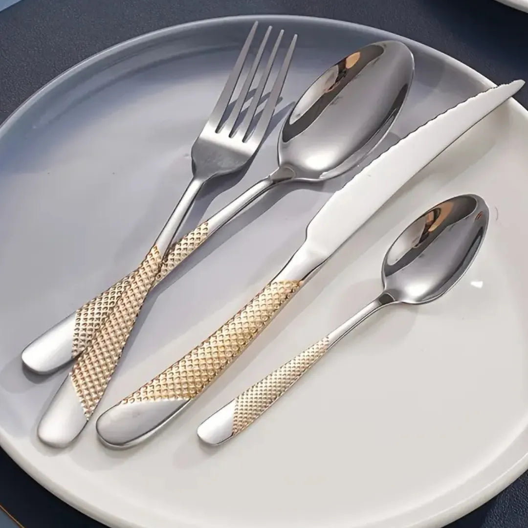 Faqueiro Inox Dourado em Mesa Posta Luxuosa – Ideal para Ocasiões Especiais e Dia a Dia