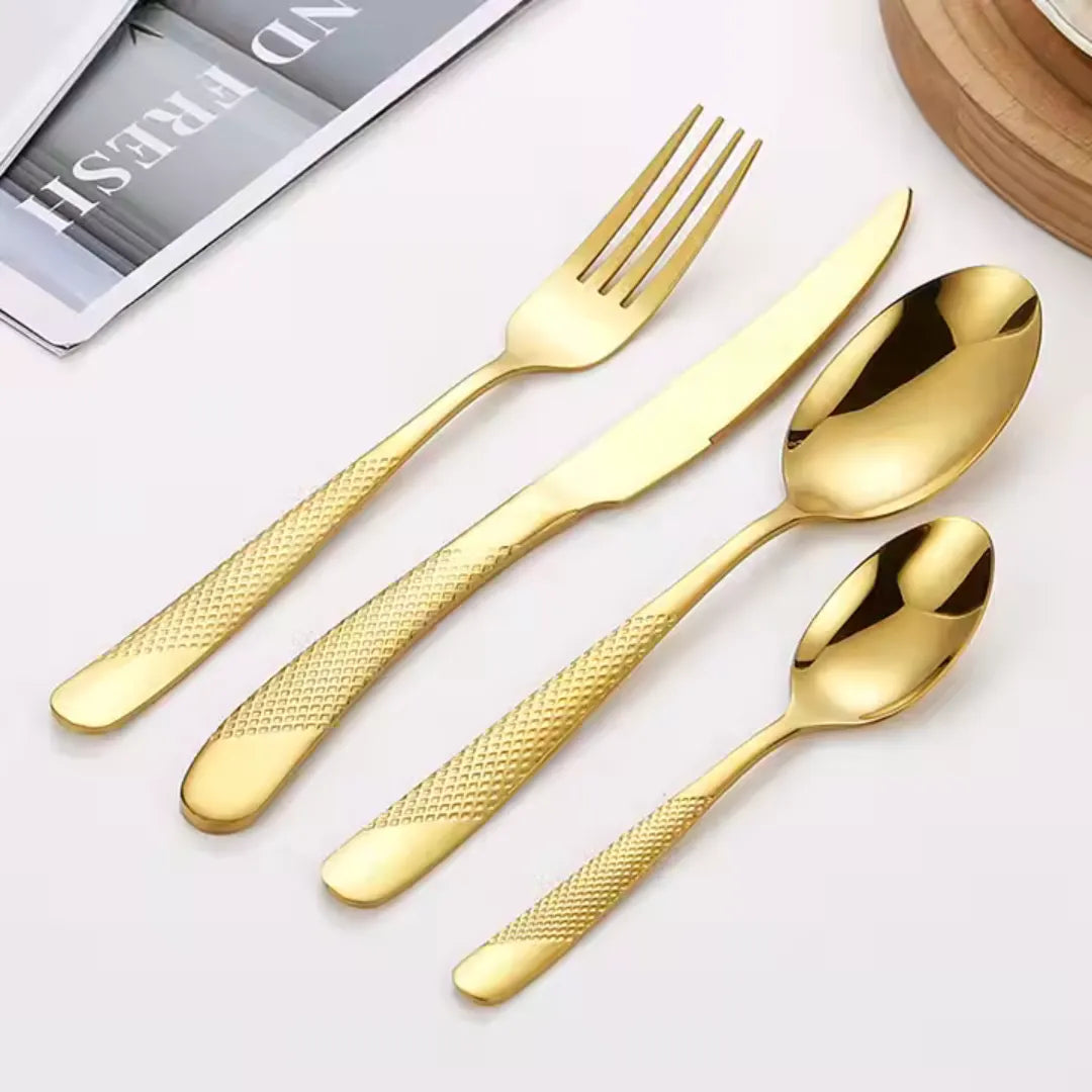 Detalhe do Cabo Texturizado com Acabamento Dourado – Talheres Elegantes em Inox