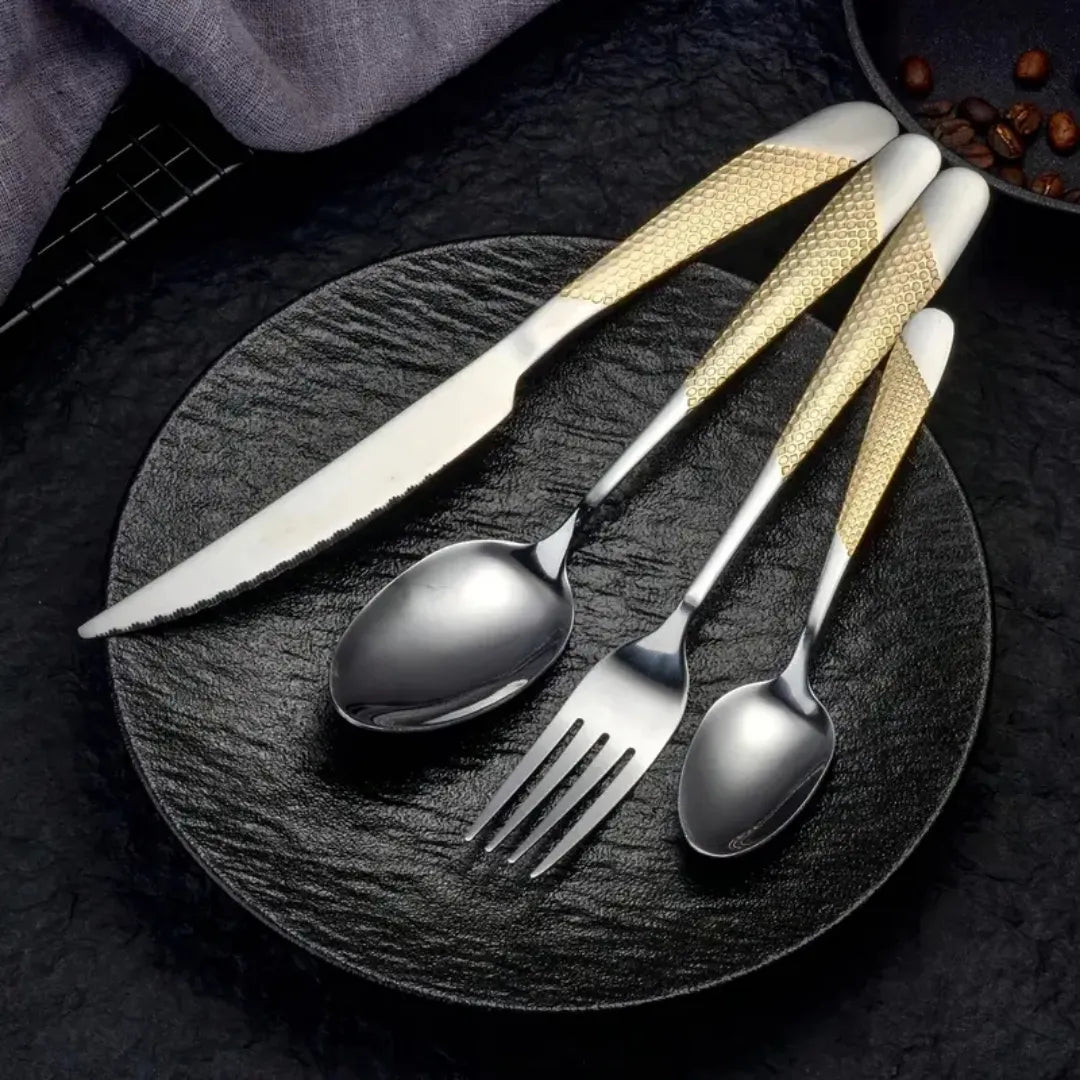Faqueiro Inox Dourado em Mesa Posta Luxuosa – Ideal para Ocasiões Especiais e Dia a Dia