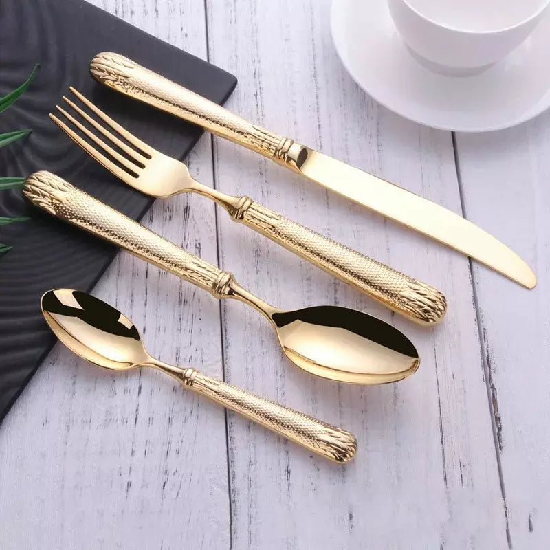 Faqueiro dourado inox 24 peças com brilho espelhado em composição moderna de mesa posta
