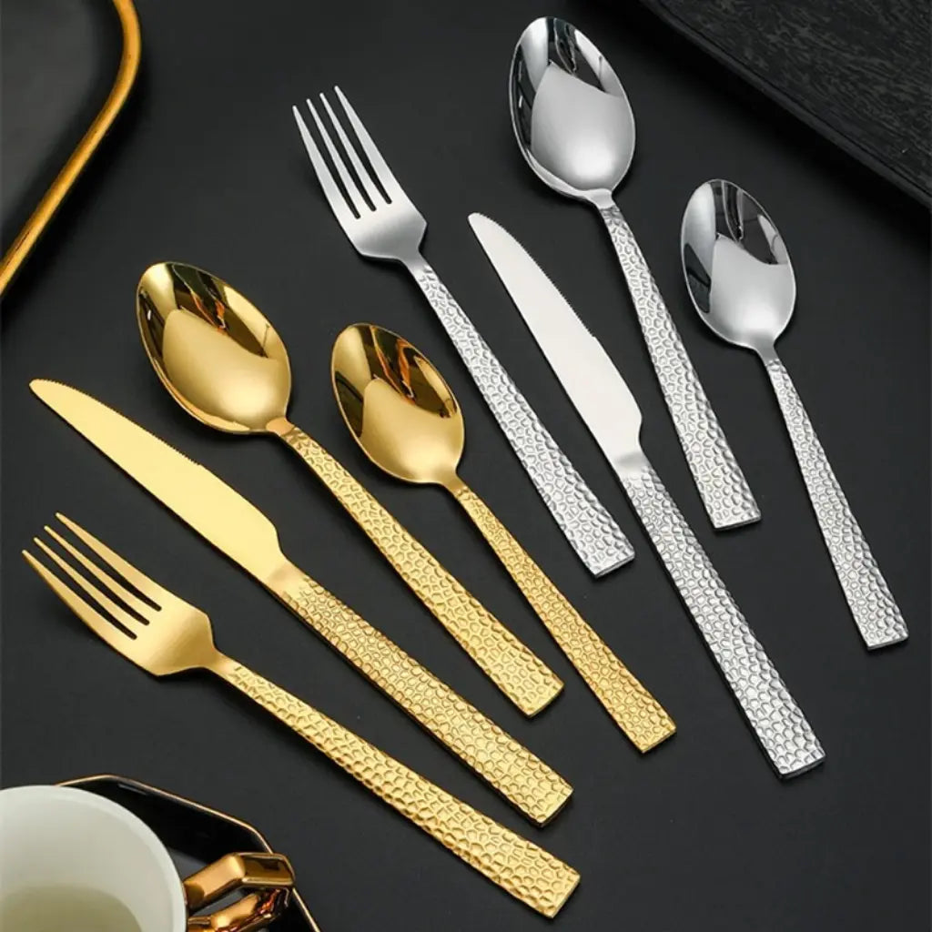Faqueiro de luxo com acabamento estriado em aço inox dourado e prata, apresentado em composição elegante sobre fundo preto – Casa Splendida.