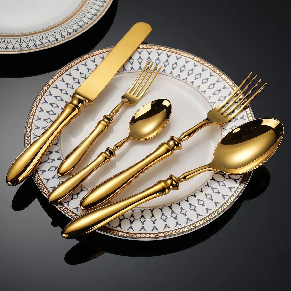 Detalhe do Faqueiro Inox Royal Classic 30 Peças Dourado Casa Splendida com acabamento dourado espelhado e design clássico atemporal