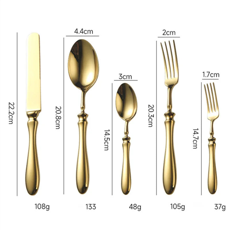 Detalhe das peças do Faqueiro Inox Royal Classic 30 Peças Dourado Casa Splendida com design clássico e polimento dourado espelhado