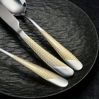 Faqueiro Inox Dourado em Mesa Posta Luxuosa – Ideal para Ocasiões Especiais e Dia a Dia
