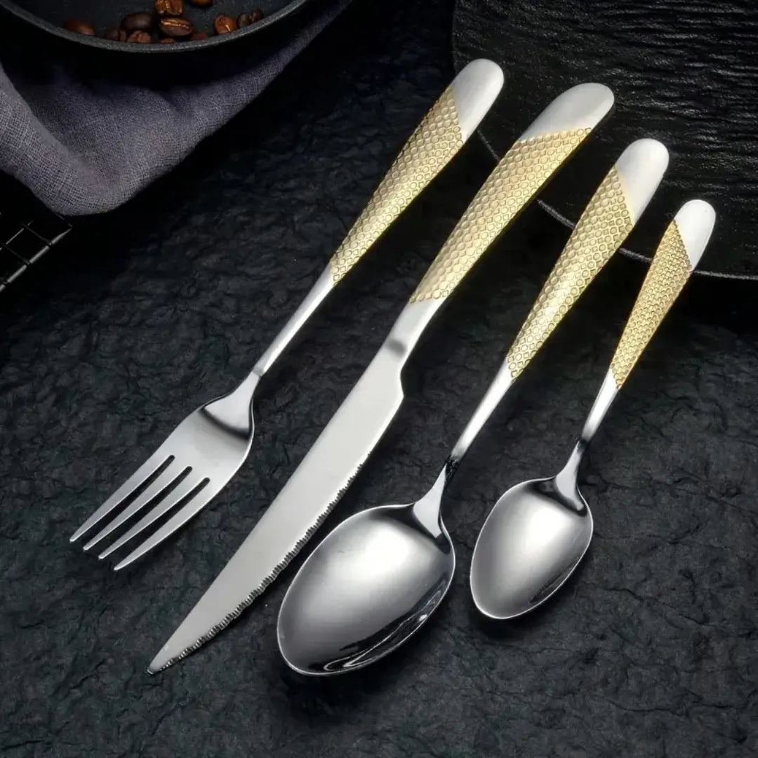 Faqueiro Inox Dourado em Mesa Posta Luxuosa – Ideal para Ocasiões Especiais e Dia a Dia
