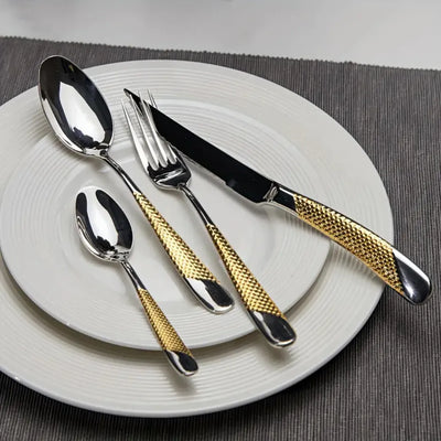 Faqueiro Inox Dourado em Mesa Posta Luxuosa – Ideal para Ocasiões Especiais e Dia a Dia