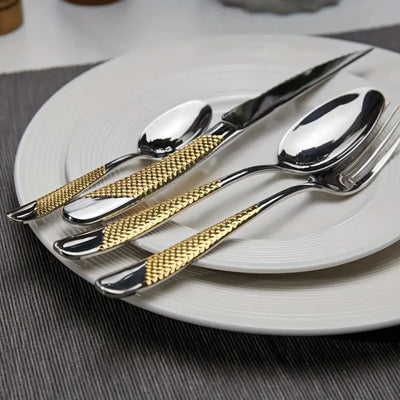 Faqueiro Inox Dourado em Mesa Posta Luxuosa – Ideal para Ocasiões Especiais e Dia a Dia