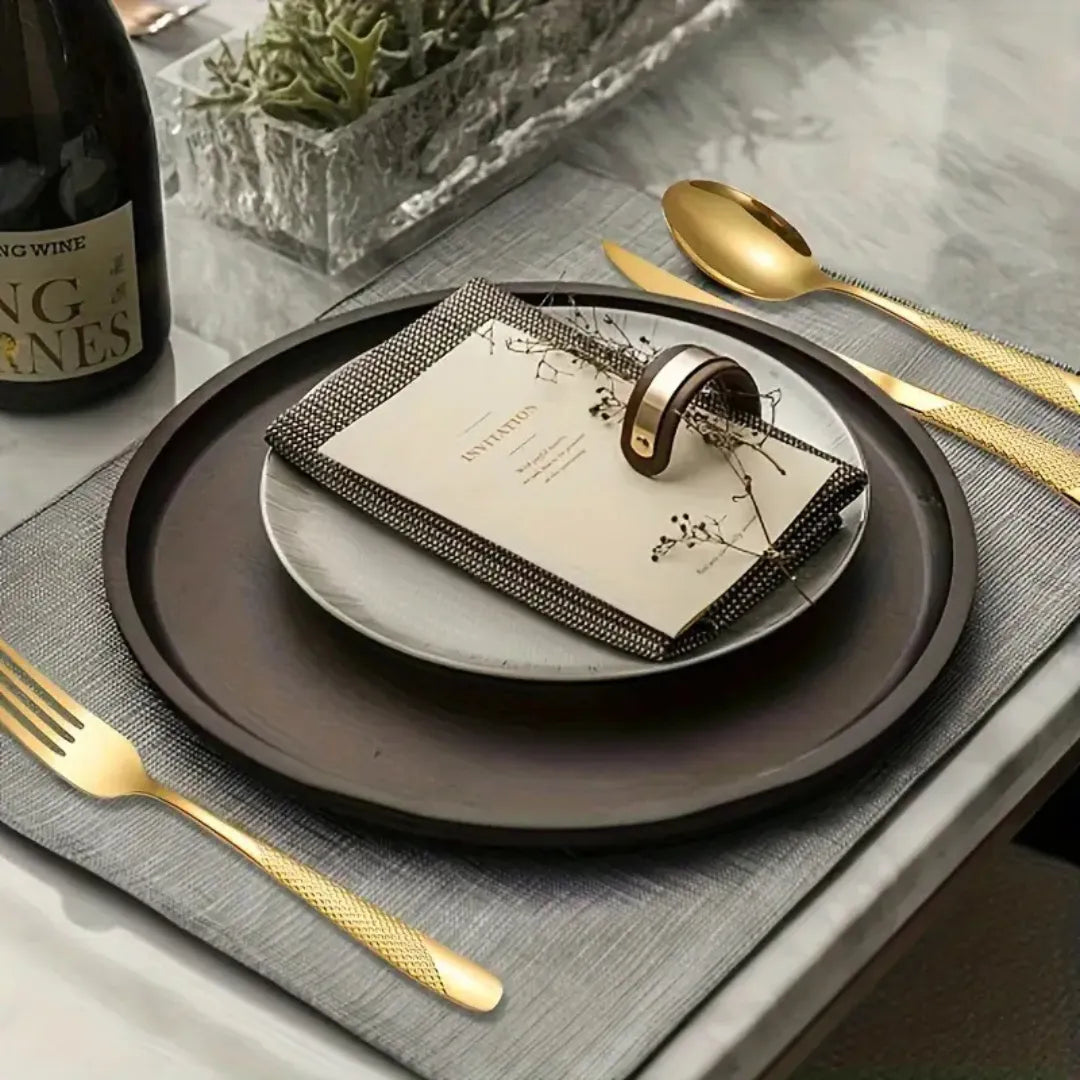 Detalhe do Cabo Texturizado com Acabamento Dourado – Talheres Elegantes em Inox