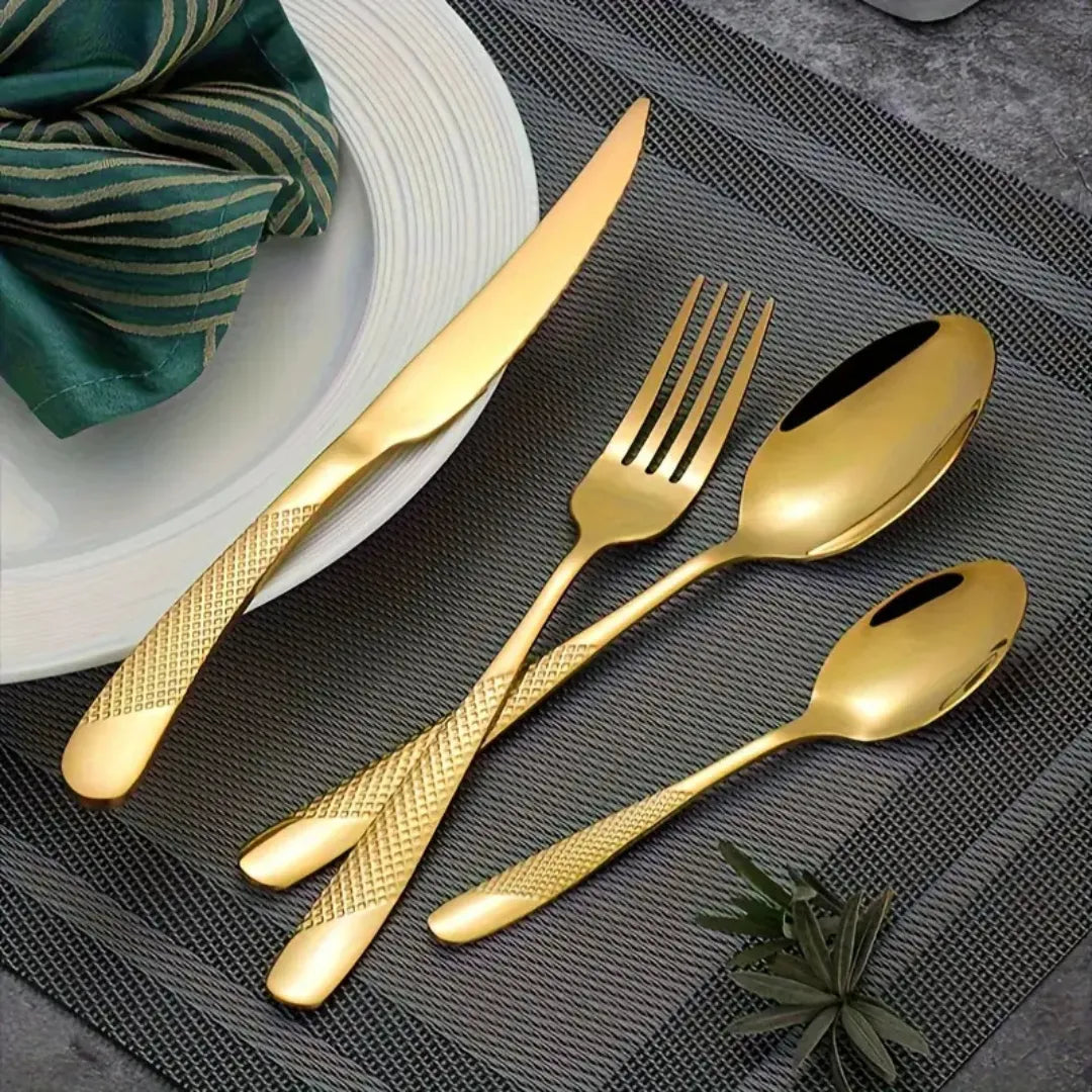 Detalhe do Cabo Texturizado com Acabamento Dourado – Talheres Elegantes em Inox
