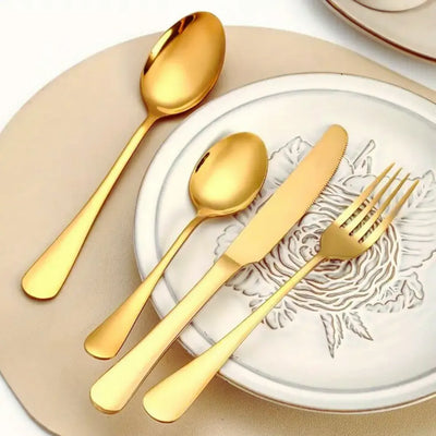 Faqueiro inox dourado posto em mesa para jantar