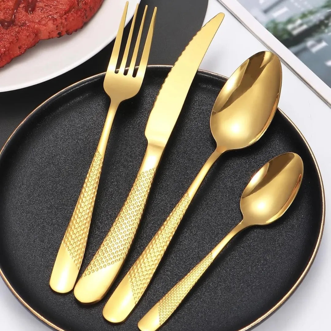 Detalhe do Cabo Texturizado com Acabamento Dourado – Talheres Elegantes em Inox