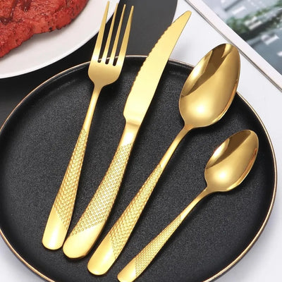 Detalhe do Cabo Texturizado com Acabamento Dourado – Talheres Elegantes em Inox