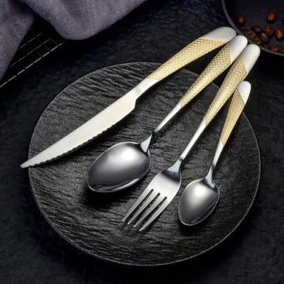 Faqueiro Inox Dourado em Mesa Posta Luxuosa – Ideal para Ocasiões Especiais e Dia a Dia
