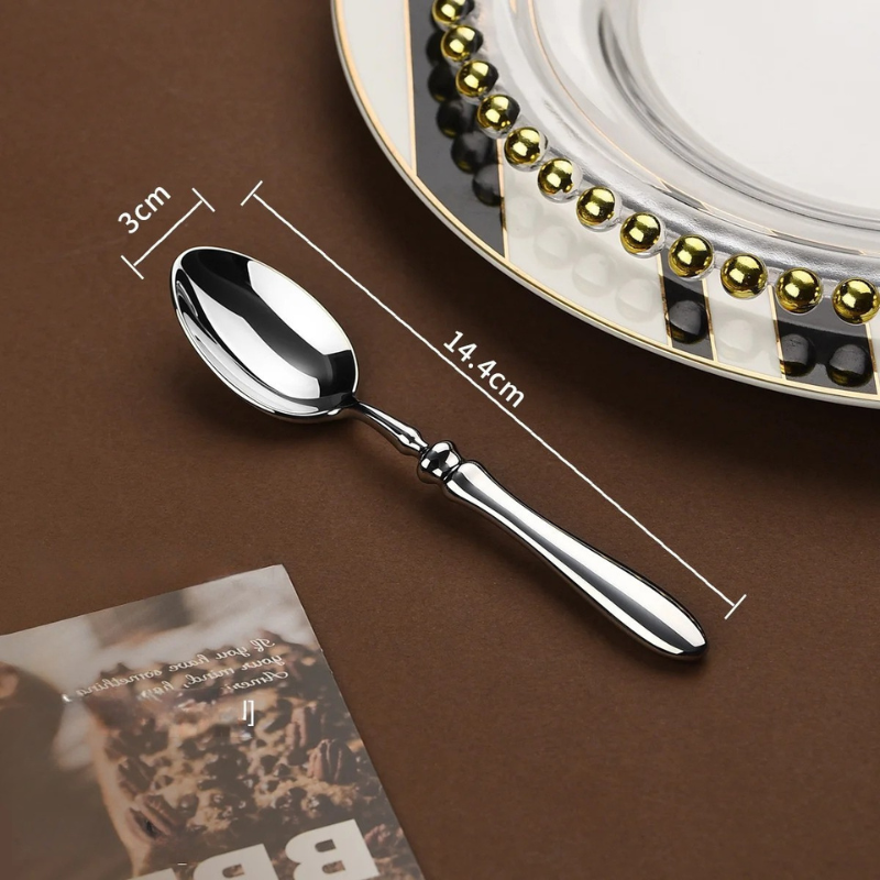 Colher de sobremesa do Faqueiro Inox Royal Classic 30 Peças Casa Splendida com design clássico e polimento espelhado
