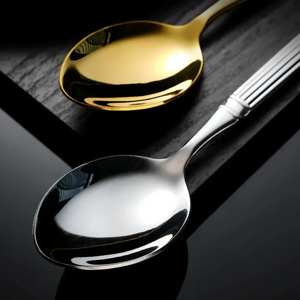 Close elegante da colher de sopa do faqueiro Grand Élysée em prata inox, refletindo luz e sofisticação.