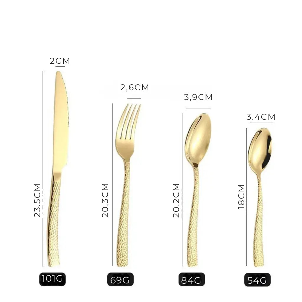 Conjunto de talheres em inox dourado com acabamento texturizado, realçado sobre fundo preto – beleza que impressiona.