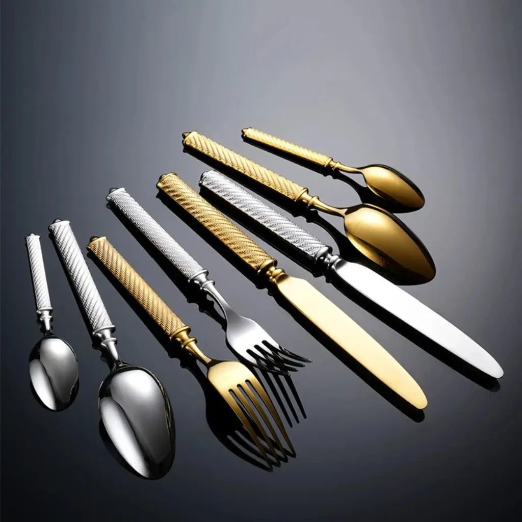 Faqueiro Royale dourado imperial em composição de mesa luxuosa