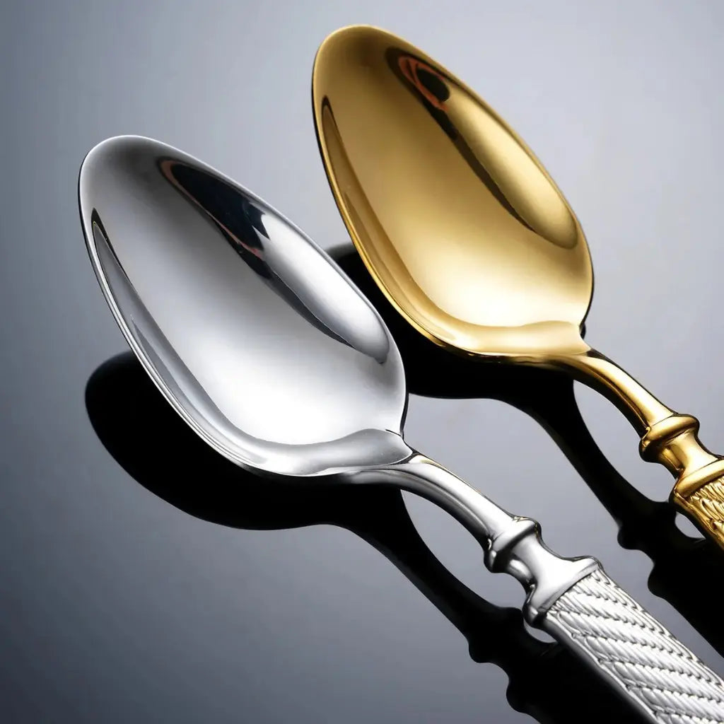 Detalhe do acabamento polido de alto brilho do faqueiro Royale