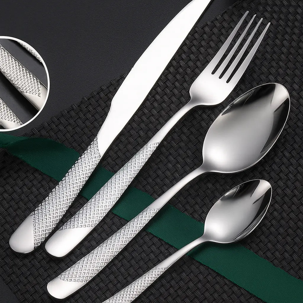 Conjunto de talheres inox com cabo texturizado sobre fundo preto elegante, visão superior detalhada