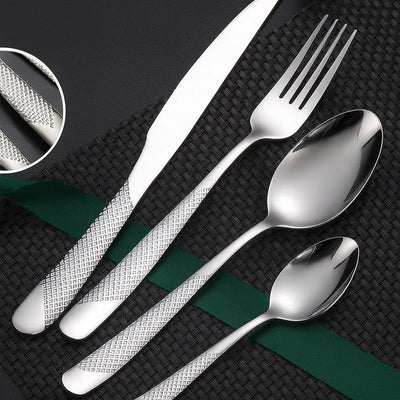 Conjunto de talheres inox com cabo texturizado sobre fundo preto elegante, visão superior detalhada