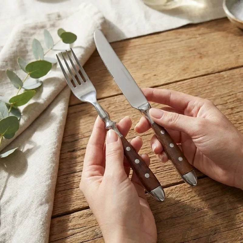 Faqueiro inox Heritage posto em mesa sofisticada