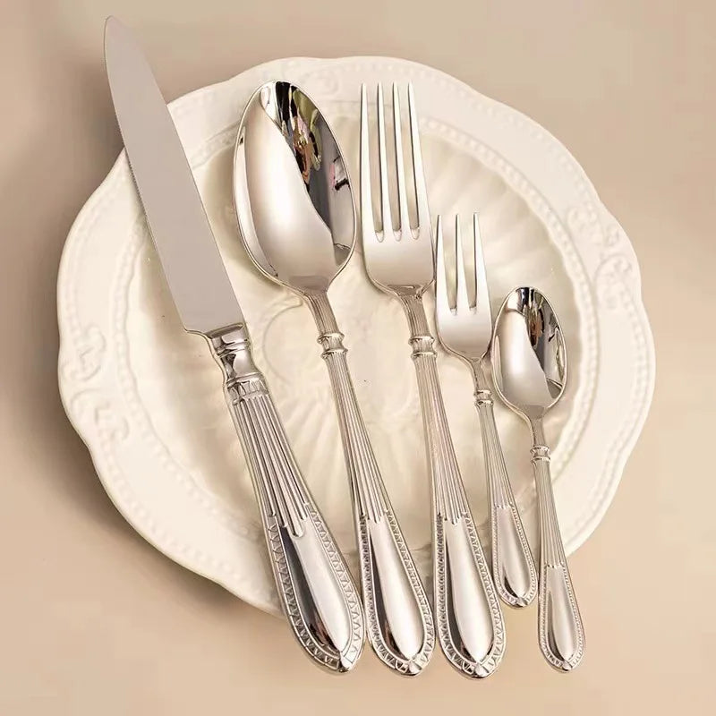 Faqueiro Valenza 30 Peças em Aço Inox Premium Casa Splendida com acabamento espelhado, conjunto elegante sobre mesa posta