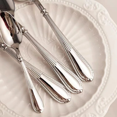 Detalhe do Faqueiro Valenza em aço inox 18/10 premium com brilho espelhado e design ocidental atemporal – Casa Splendida